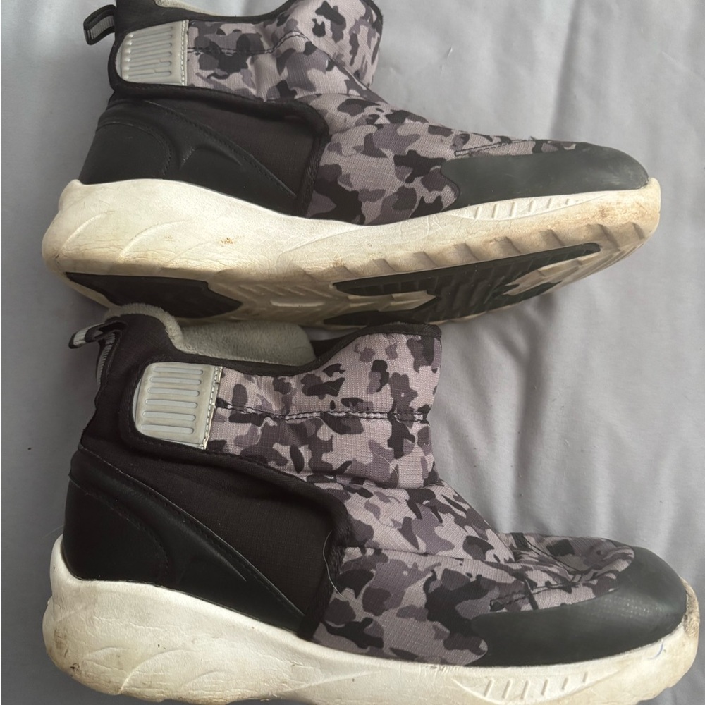 Ashion (Amazon) Black and Gray Camouflage Sneakers